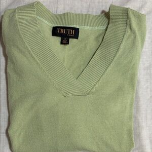 Truth Women’s Light Green V-Neck Sweater L